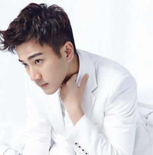 劉愷威大包小包返港陪女兒慶生